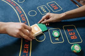 Antarmuka aplikasi linitoto menampilkan menu sportsbook, live casino, dan slot di perangkat Android